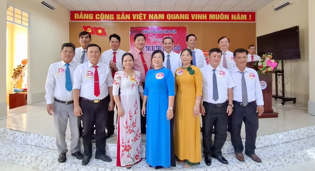 Các bí thư chụp hình với Ban Giám Khảo hội thi