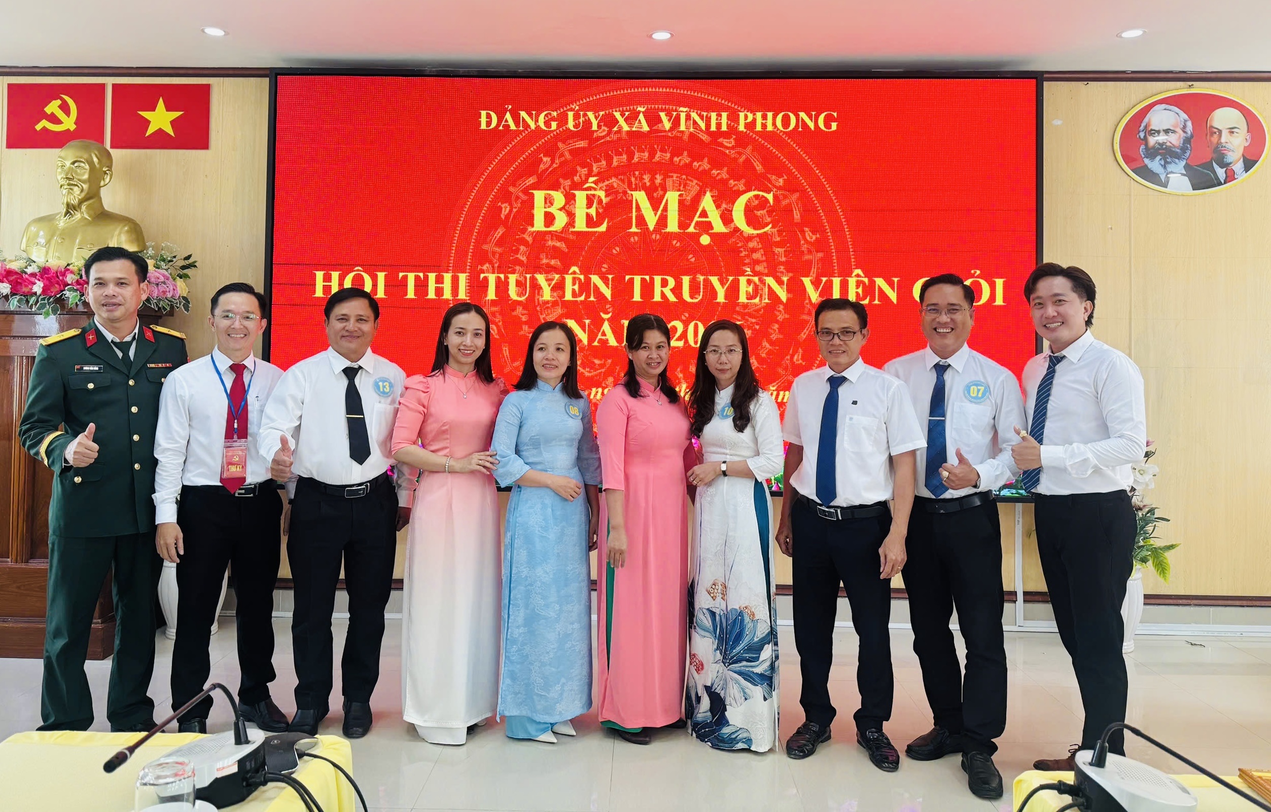Các thí sinh chụp hình lưu niệm cùng ban giám khảo