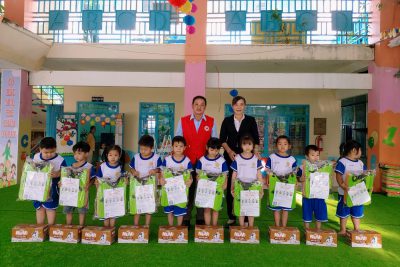 Hội Chữ thập đỏ huyện Vĩnh Thuận trao tặng quà cho các em có hoàn cảnh khó khăn tại Trường Mẫu giáo Thị Trấn
