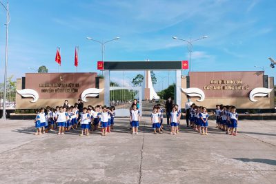 Tổ chức cho các bé đi viếng thăm Nghĩa Trang Liệt Sĩ Huyện Vĩnh Thuận